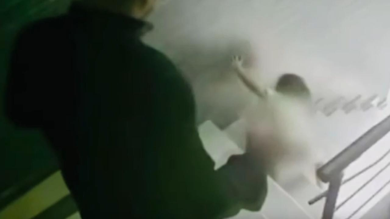 Kamuoyunu sarsan olayda tahliye kararı! Eyüpsultan’da kızını merdivenden yuvarlayan baba tahliye edildi