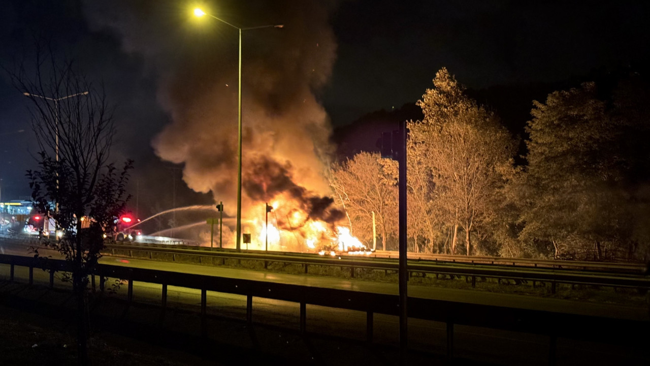 Kimyasal madde ve boya yüklü tır alev aldı! 8 kilometre boyunca yanarak ilerledi