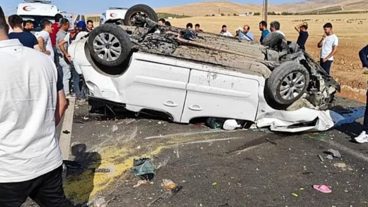 Siirt’te kaza: Refüje çarpan araç takla attı, 6 kişi hastaneye kaldırıldı