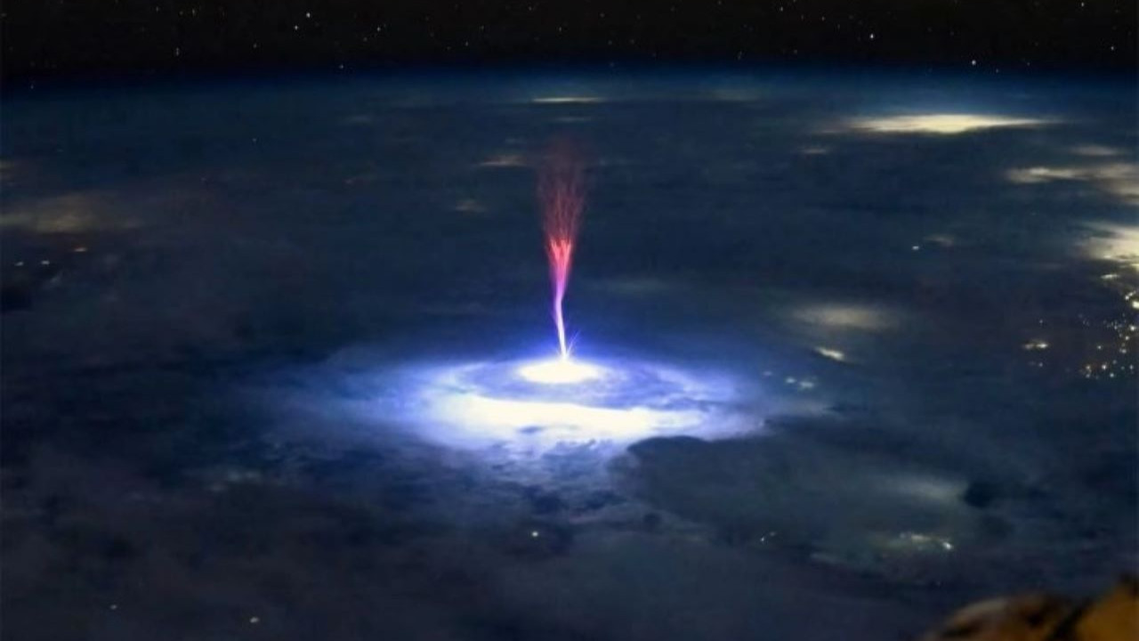 Gökyüzündeki nadir elektrik olayı: Dev jet görüntülendi