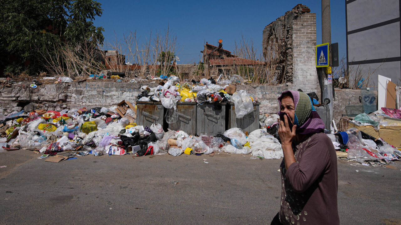 İzmir halkı isyan etti: Sokaklar çöp içinde, koku dayanılmaz boyutta
