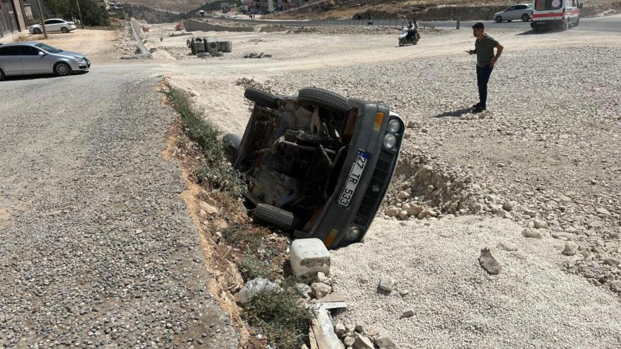 Adıyaman'da korkutan kaza!  Otomobil altyapı çukuruna düştü, yaralılar var