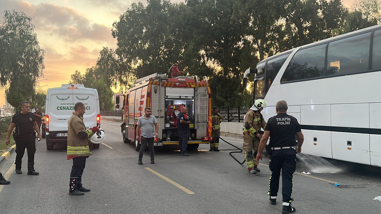 Hatay’da feci kaza! Otomobilin çarptığı motosiklet otobüsün altına savruldu