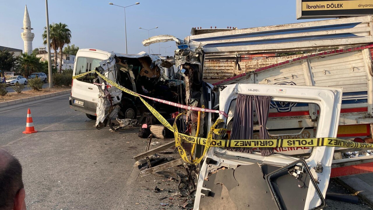 Tatil hayali kabusa döndü! Öğrenci minibüsü tıra çarptı, ölü ve yaralılar var!