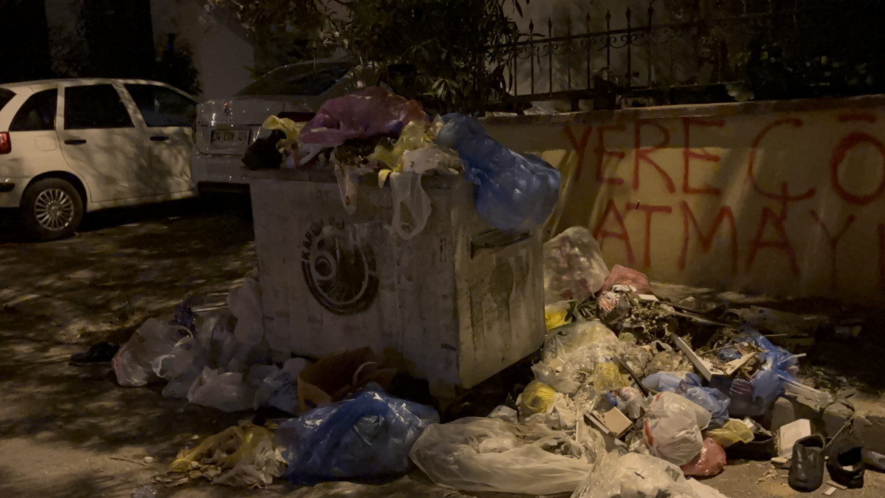 O ilçede maaş krizi: Temizlik işçileri çöpleri toplamayınca sokaklar doldu