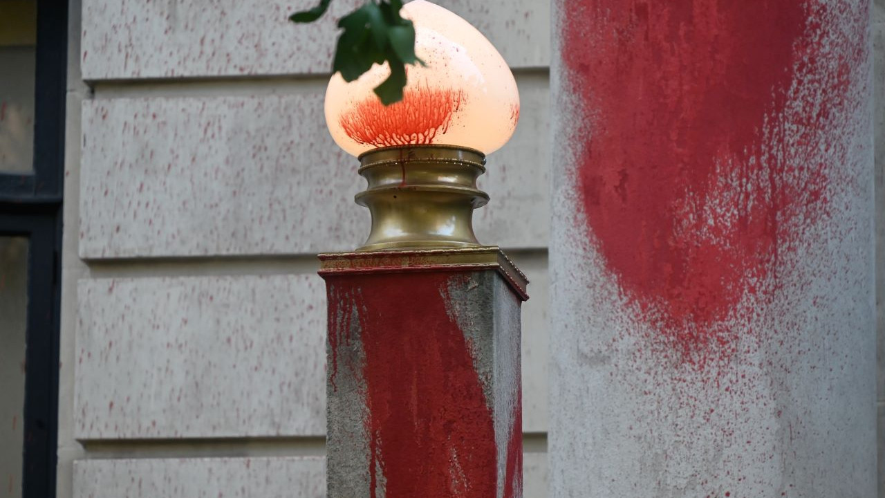 New York Times Genel Yayın Yönetmeni’ne protesto: Evinin önüne kırmızı boya döküldü