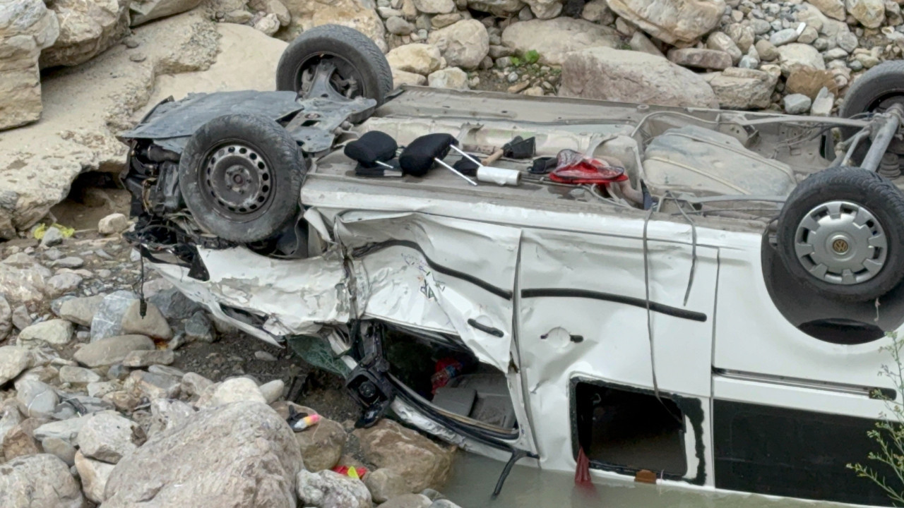 Piknik dönüşü feci kaza! Araç dereye uçtu