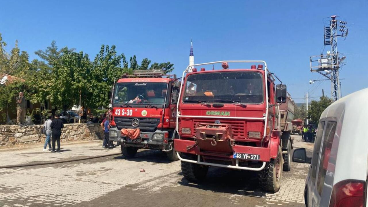 Denizli'de yangın sürüyor: Alevler mahalleyi sardı, bir kişi yoğun bakımda!