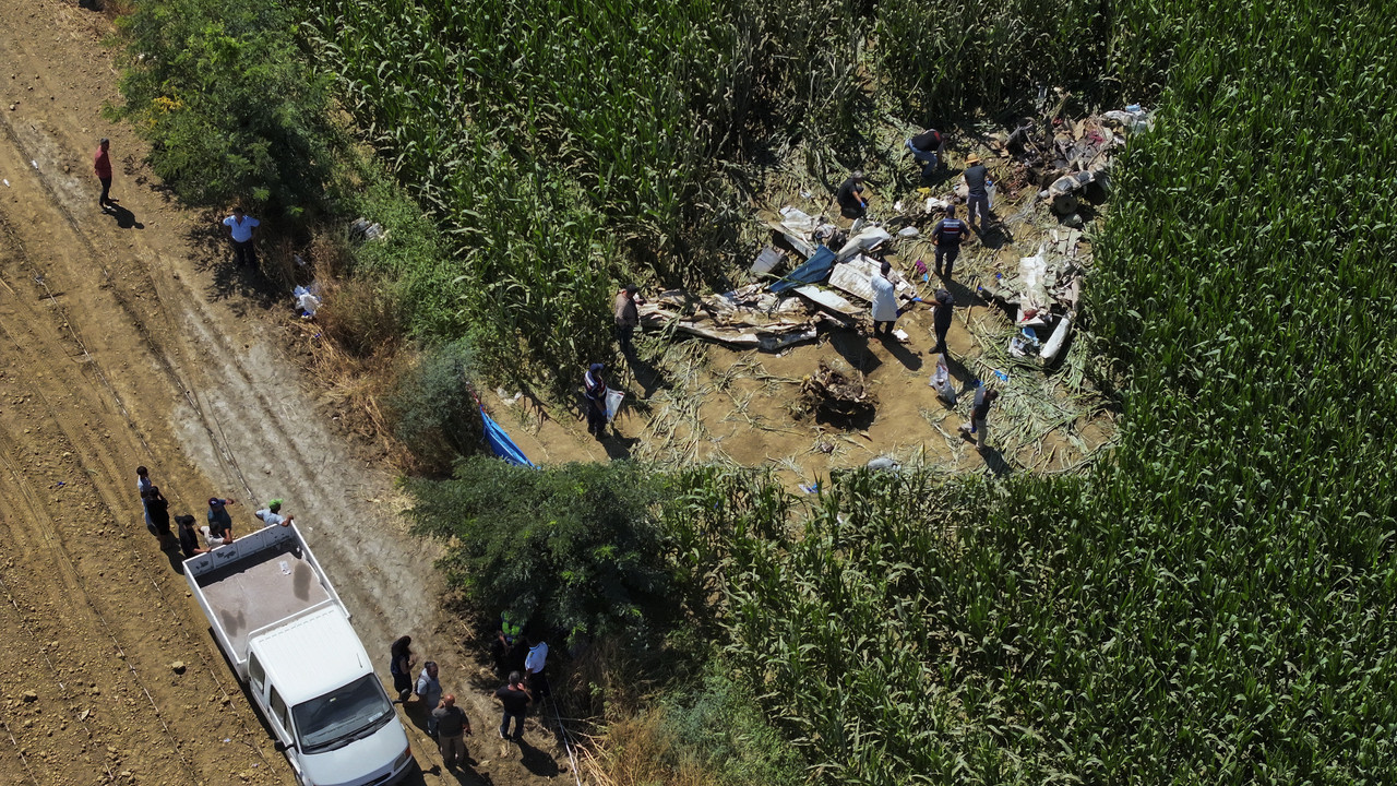 İzmir’de eğitim uçağı mısır tarlasına düştü: Tarla sahibi o anları anlattı