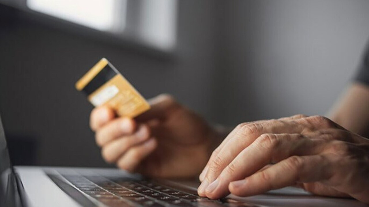 Şok olay: Yaşlı kadın “oksijen alacağım” diyen sahte astronot tarafından dolandırıldı