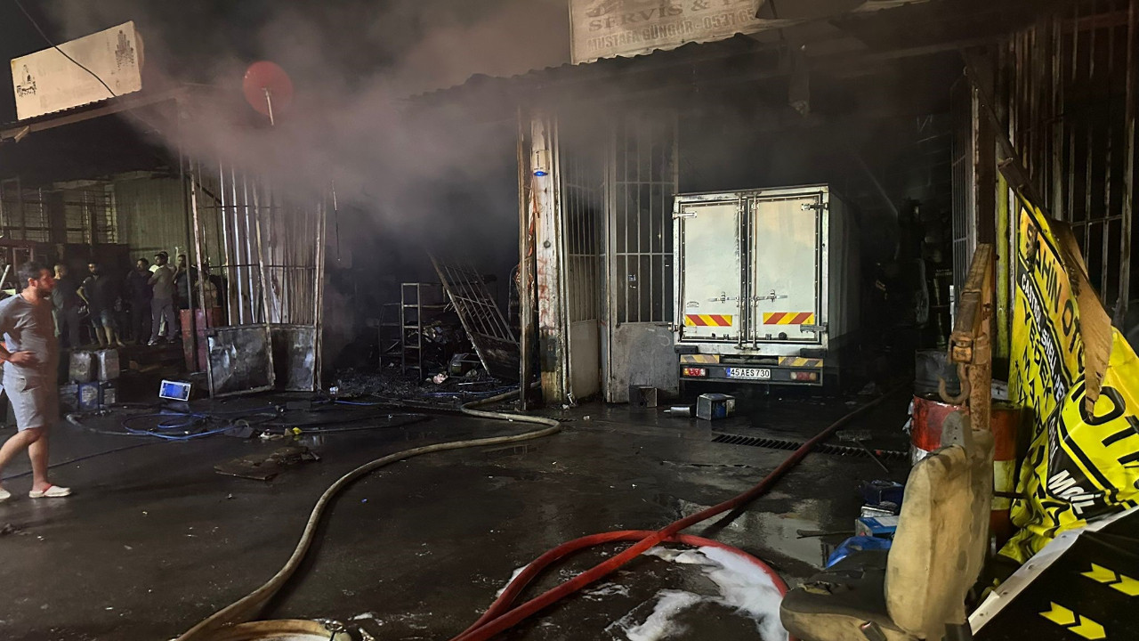 İzmir Kemalpaşa’da sanayi sitesinde yangın çıktı: 3 iş yeri kül oldu