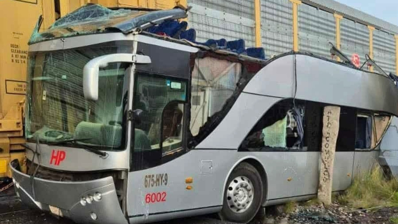 Hemzemin geçitte dehşet! Tren, yolcu otobüsüne çarptı, çok sayıda ölü ve yaralı var