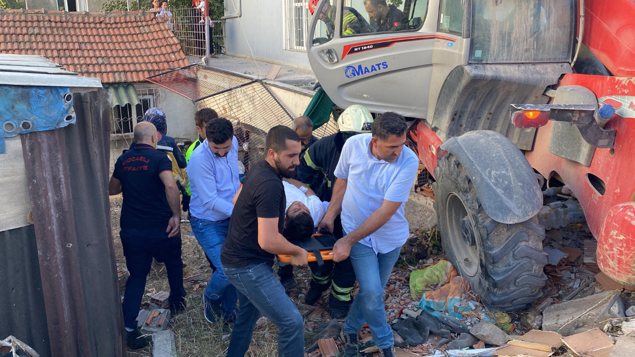 Kocaeli’de feci kaza: İş makinesi otomobillere ve apartman balkonuna çarptı! 2'si çocuk 4 yaralı!