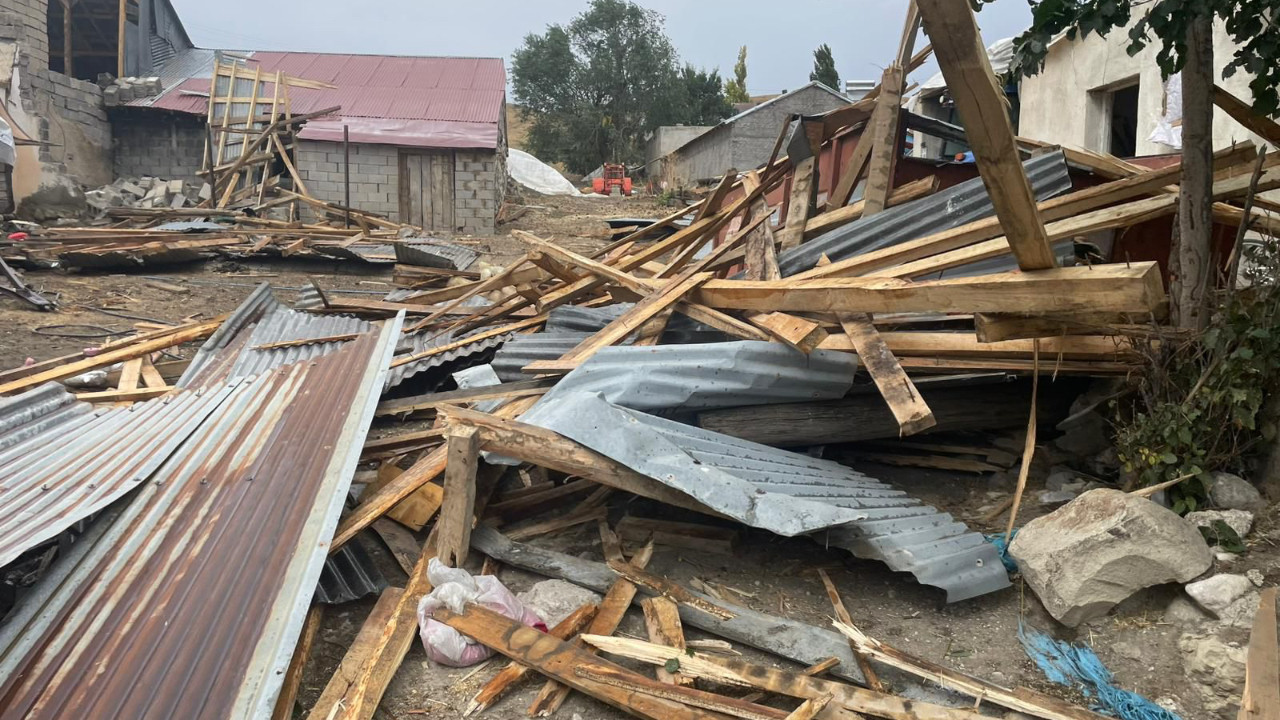 Ağrı’nın Tezeren köyünde fırtına: 44 ev ve 30 ahırın çatısı uçtu