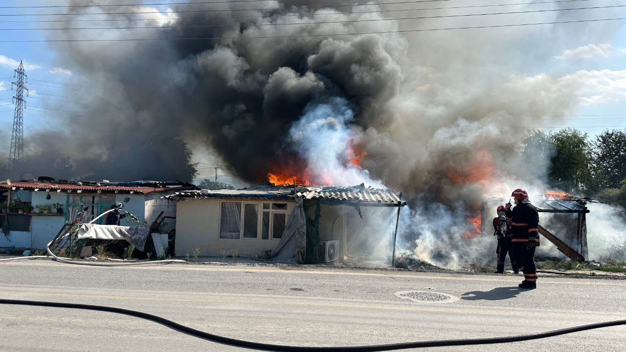 Husumetli iki grup 4 evi ateşe verdi: 2 çocuk yaralandı