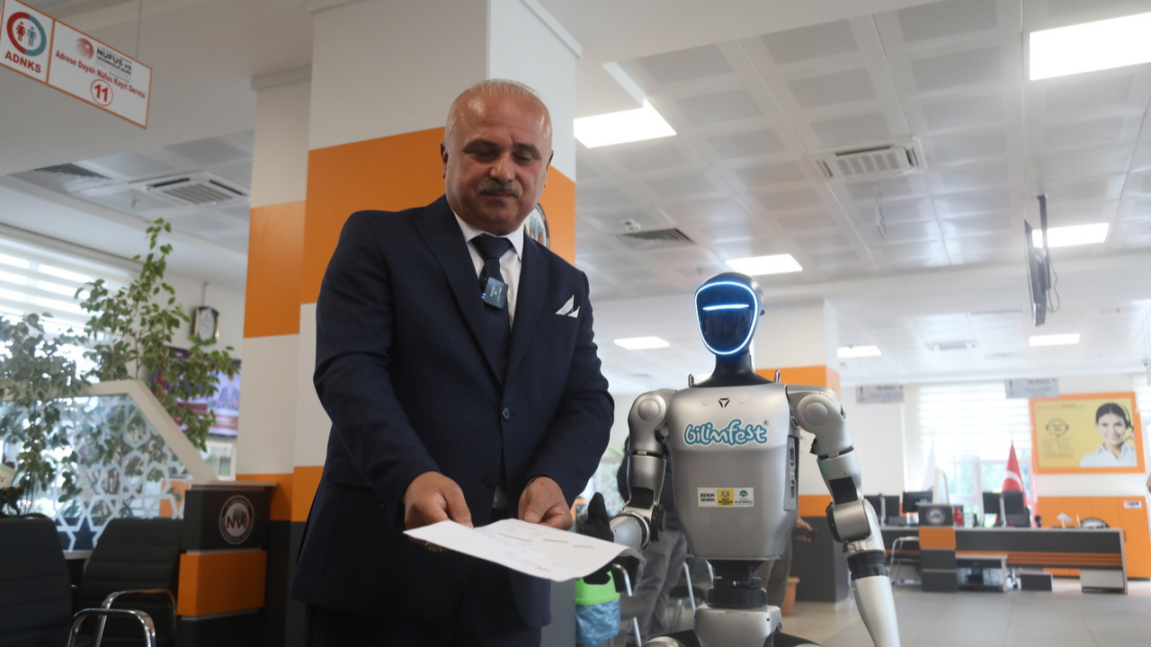 Samsun’da tarihi an: İnsansı robota temsili kimlik kartı verildi