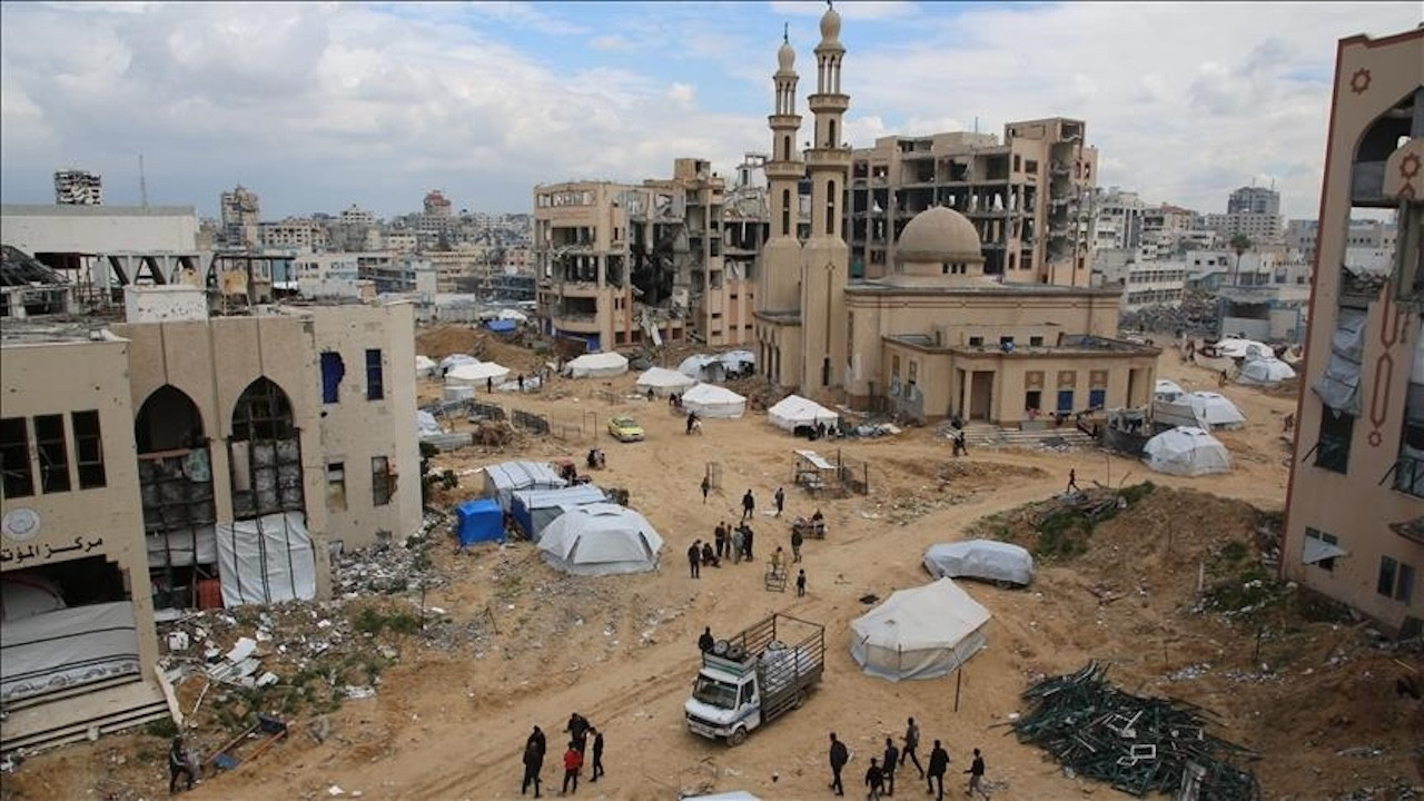 Gazze’de ağır hasarlı İslam Üniversitesi, iki yıl aradan sonra yeniden yüz yüze eğitime başladı