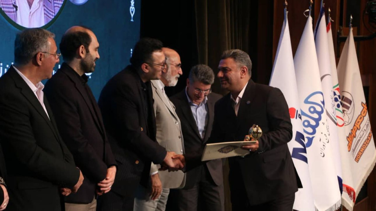 İran 8. Ulusal Zirve’de ekonomi yöneticilerini ödüllendirdi:  Milli sanayiciye takdir