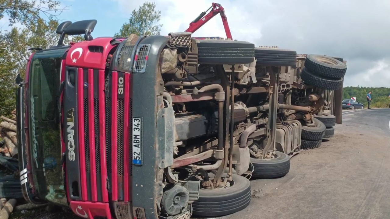 Ordu’nun Akkuş ilçesinde yüklü kamyon devrildi: 21 ton tomruk yola saçıldı