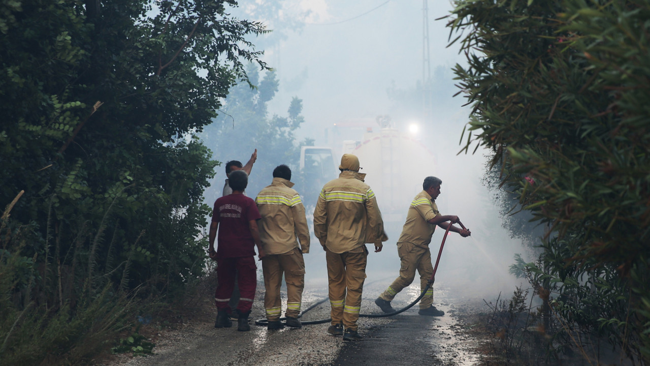 Alevler köylere dayandı! Antalya'da köylüler tahliye edildi, sera ve bahçeler zarar gördü