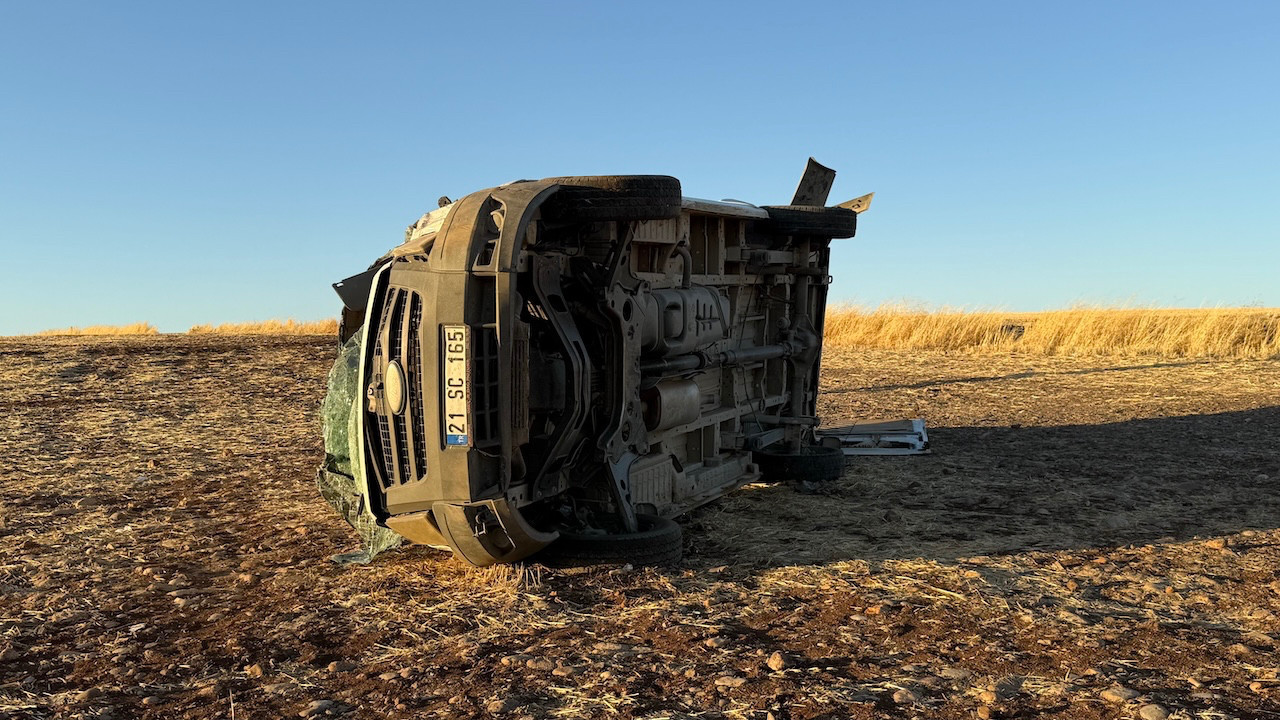 Diyarbakır Sur’da öğrenci servisiyle otomobil çarpıştı: 8’i öğrenci 9 yaralı