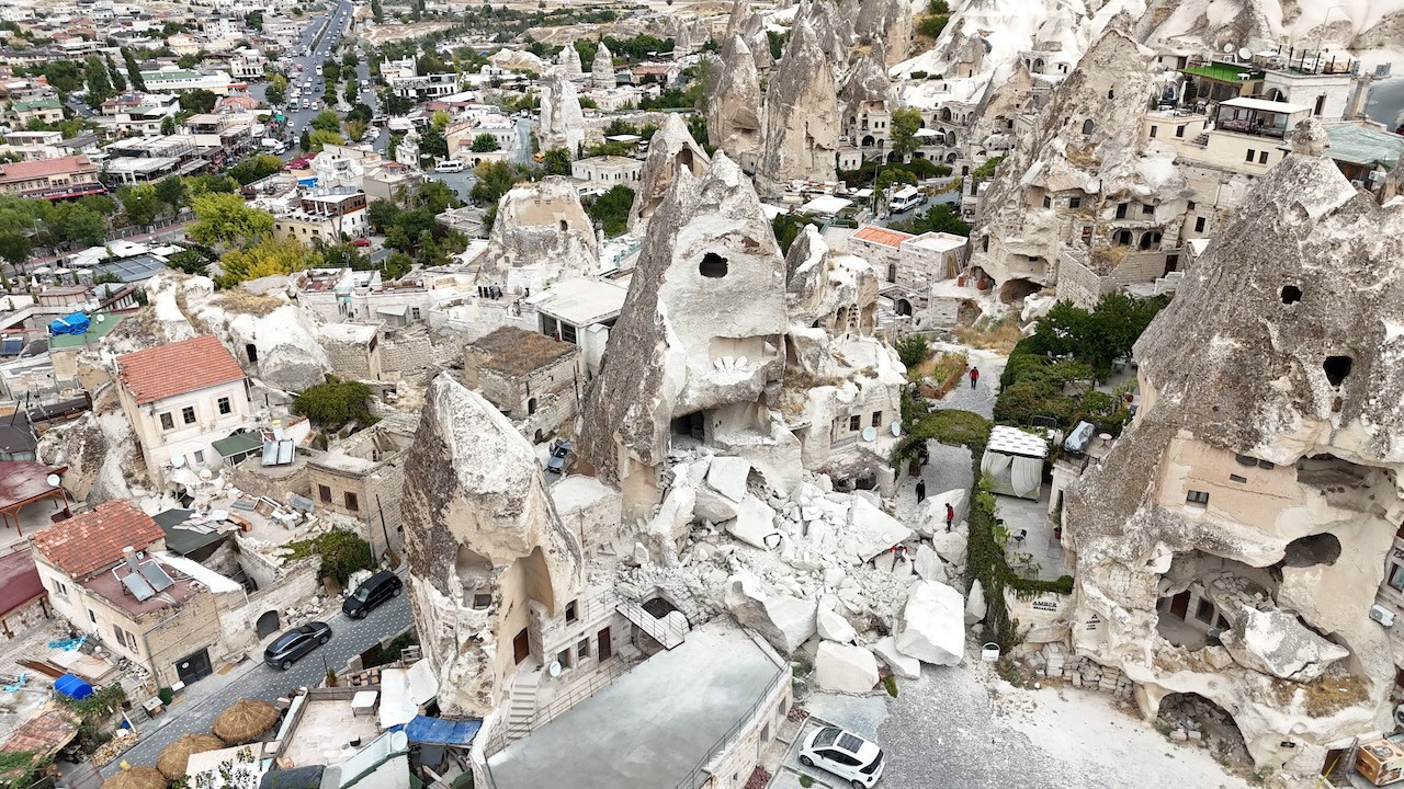 Kapadokya’da peribacası yıkıldı! Güvenlik kamerasına saniye saniye yansıdı
