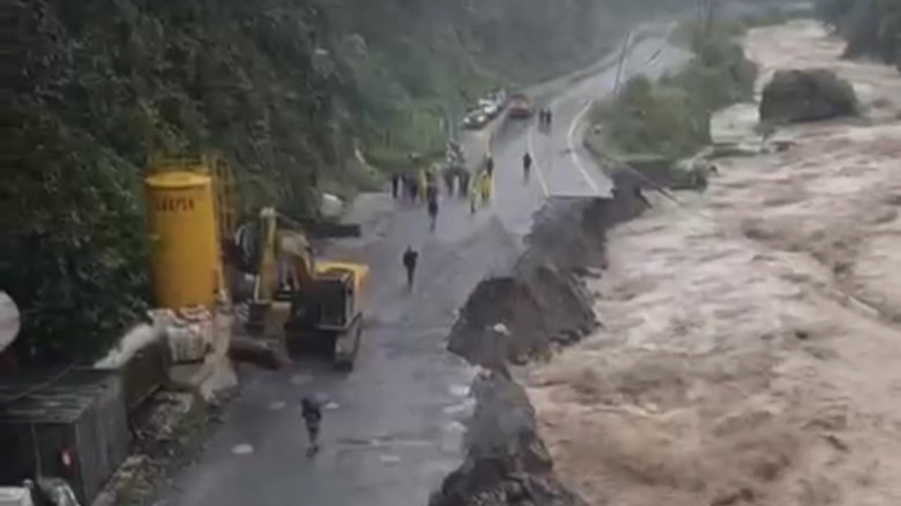 Rize’de şiddetli yağış sonrası Ayder yolunda heyelan! Tünelde mahsur kalan işçiler kurtarıldı