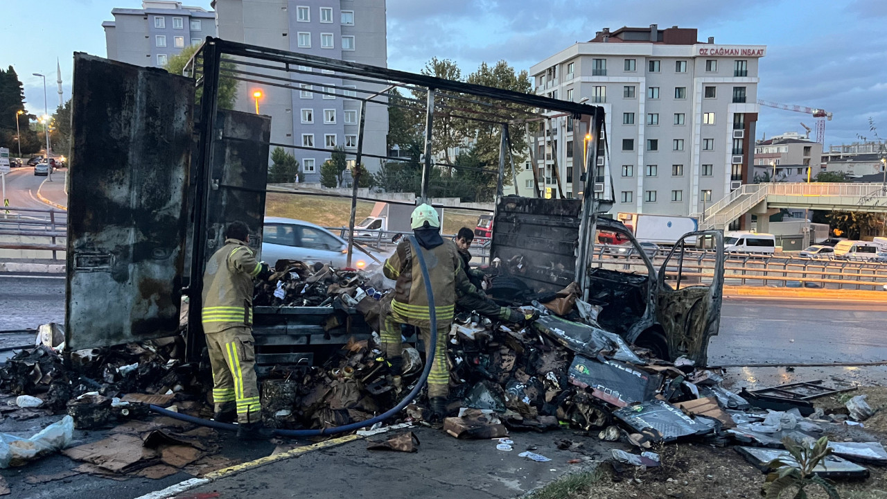 İstanbul Küçükçekmece’de kargo yüklü kamyonet alev alev yandı!