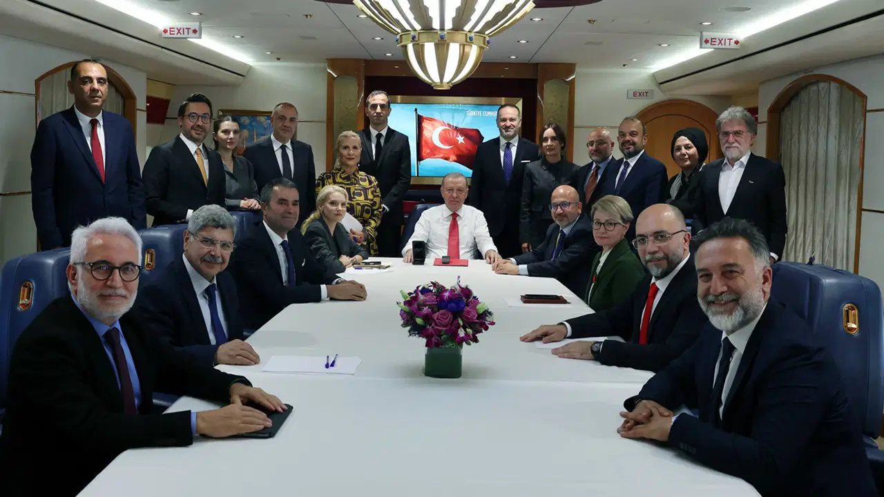 “Uçaktaki gazeteciler” tartışması büyüyor! Soruların önceden belirlendiği iddiasına Mehmet Çek’ten sert çıkış: “Tek kelimeyle rezalet”