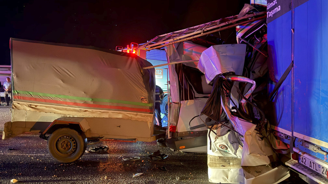 Mersin’de tarım işçilerini taşıyan minibüs tıra çarptı: 3 ölü, 16 yaralı