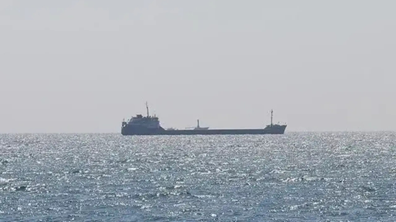 Yemen açıklarında korku dolu anlar! Hollanda bandıralı gemi füze ile vuruldu