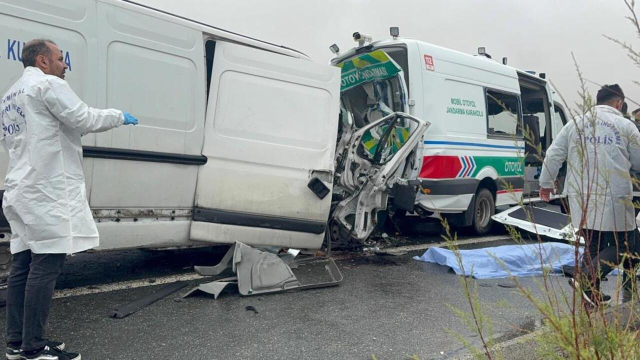 Jandarma aracına minibüs çarptı: 2 asker şehit, 1 vatandaş hayatını kaybetti