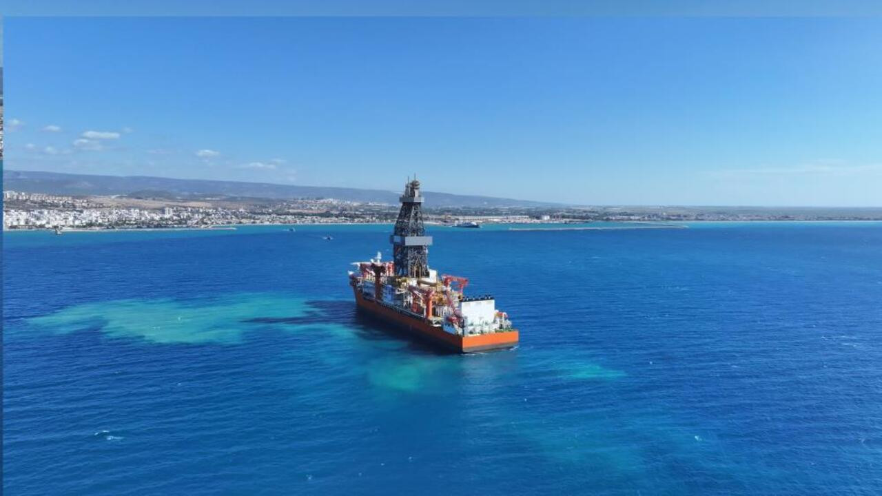 Bakan Bayraktar açıkladı: "İki yeni sondaj gemimizden ilki Mersin Taşucu'na ulaştı"