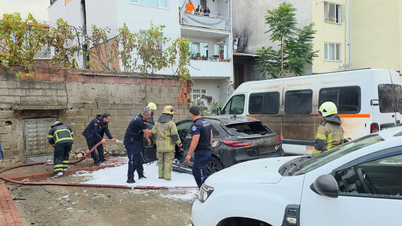 Bursa’da korkutan otopark yangını! Araçlar küle döndü