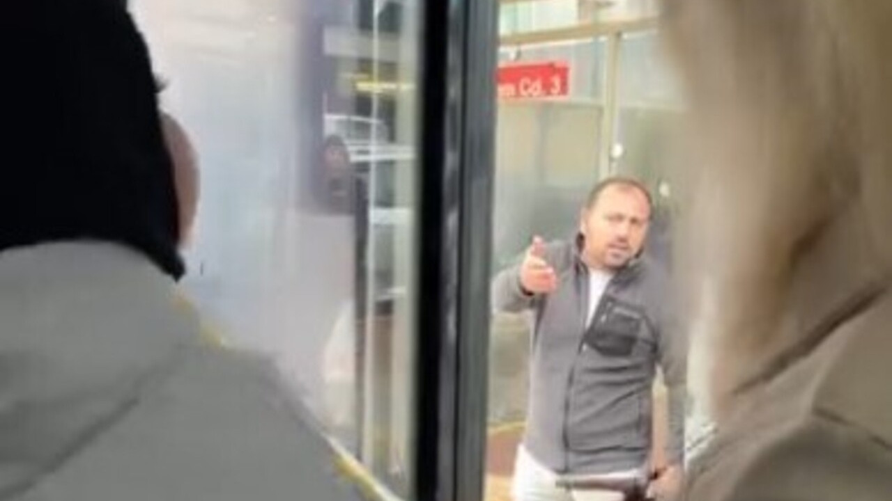 Otobüste kriz! Yolcularla tartışan sürücü aracı durağa çekip aşağı indi