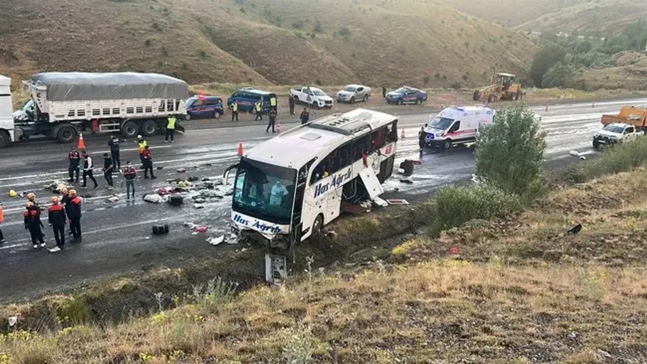 Tır ile yolcu otobüsü kafa kafaya çarpıştı: 3’ü ağır, 18 yaralı