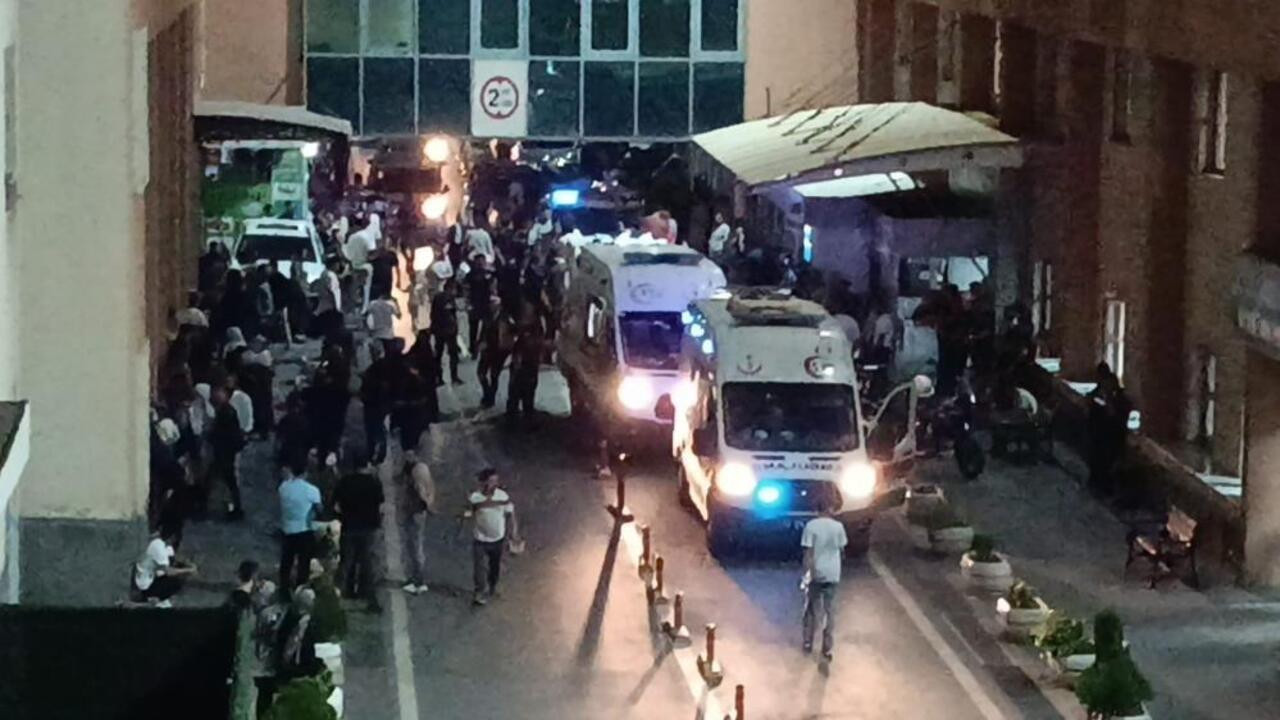 Kaza sonrası ortalık karıştı! Bıçaklar çekildi, yaralılar var