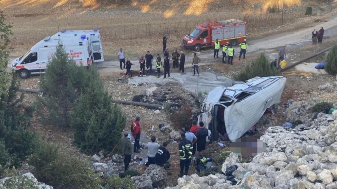 Mersin’de tarım işçilerini taşıyan minibüs devrildi: 5 kişi hayatını kaybetti, çok sayıda yaralı!