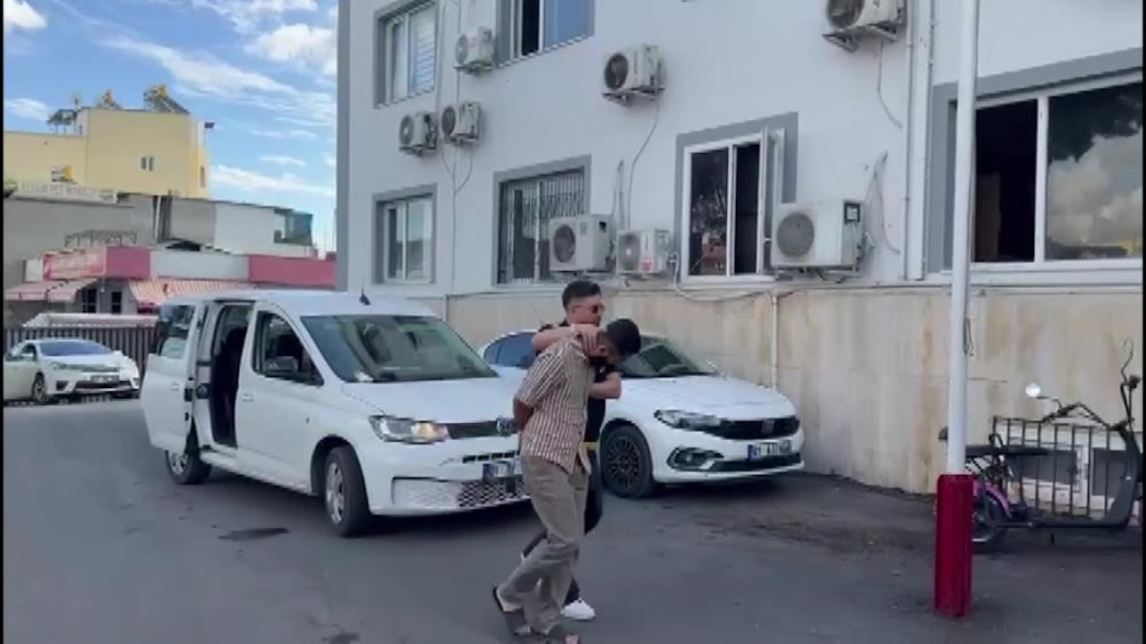 Adana’da çakarlı araçla kendine polis süsü verdi! Çocukları arayıp havaya ateş açtı