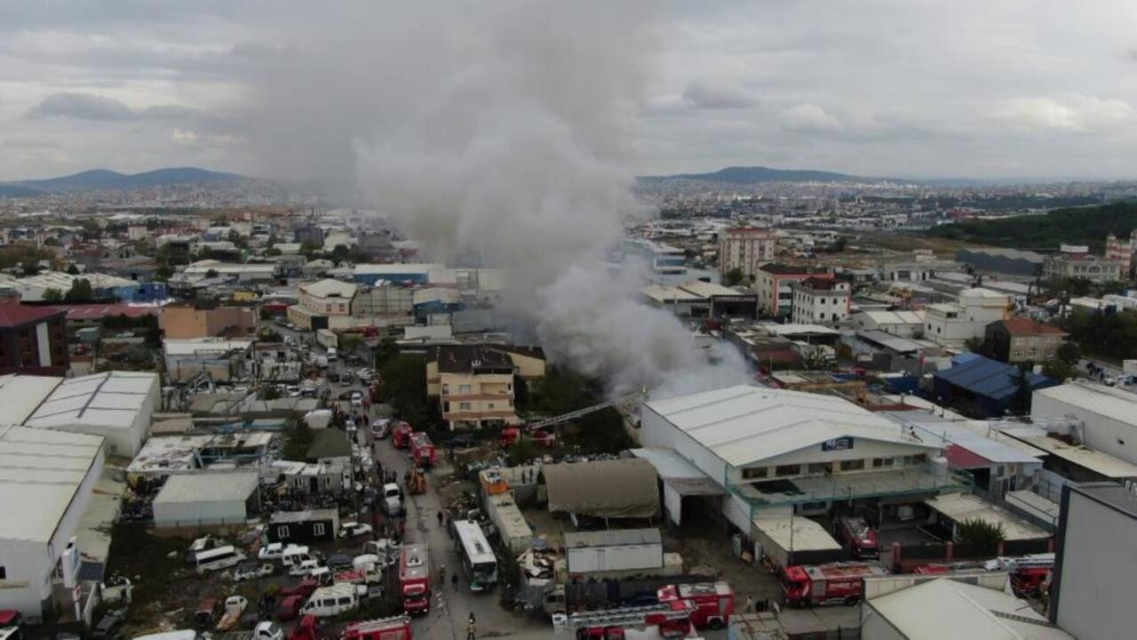 Ataşehir'de fabrika yangını! 4 işçi dumandan etkilendi, biri hastaneye kaldırıldı