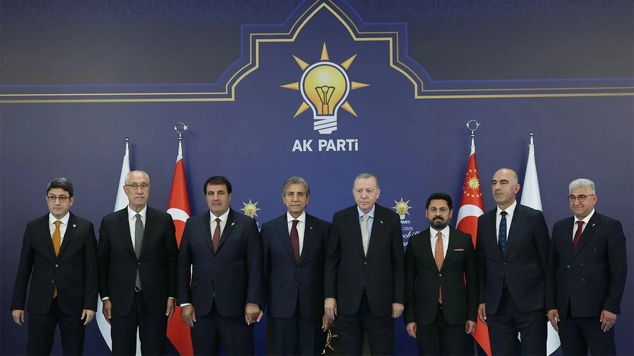 Cumhurbaşkanı Erdoğan rozetleri taktı: 7 belediye başkanı Ak Parti’ye geçti!