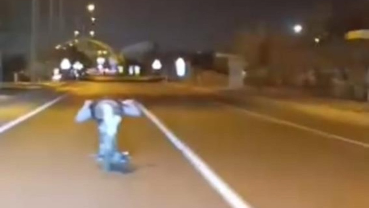 Afyonkarahisar’da akılalmaz anlar! Motosikletin üstüne yatarak kilometrelerce gitti