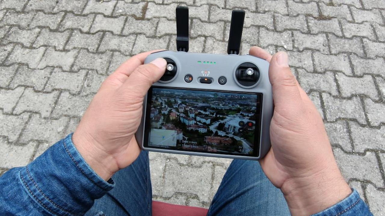 Düzce’nin Demetevler Mahallesi Muhtarı Bülent Bakkaloğlu, her sabah drone ile mahallesini denetliyor