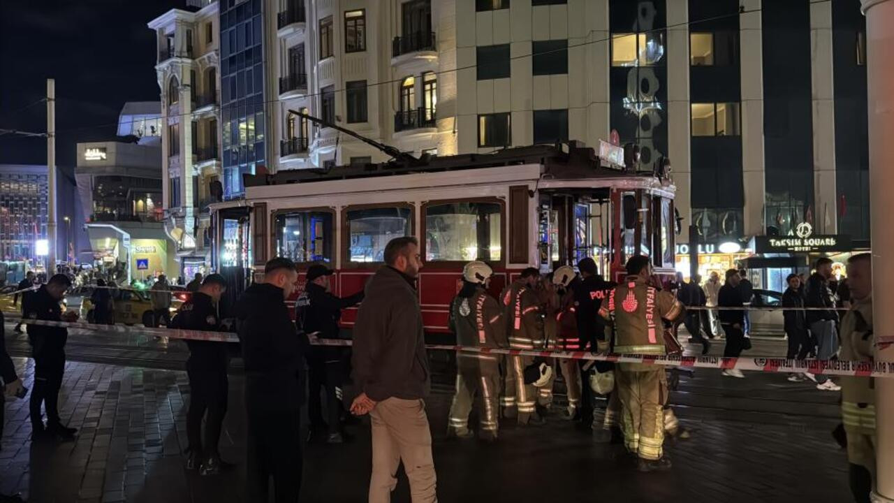 İstiklal Caddesi’nde nostaljik tramvayda yangın! Dumanlar caddeyi kapladı