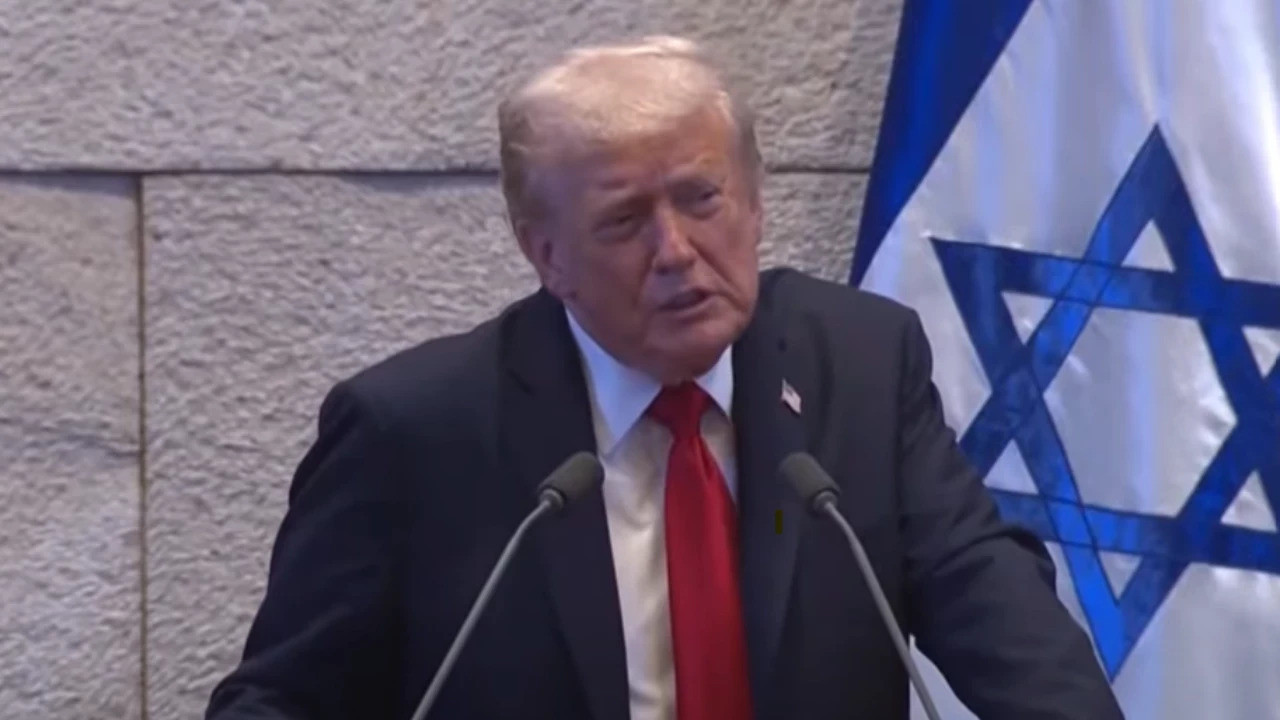 Trump kürsüdeyken meclis karıştı! Vekiller yaka paça dışarı çıkarıldı