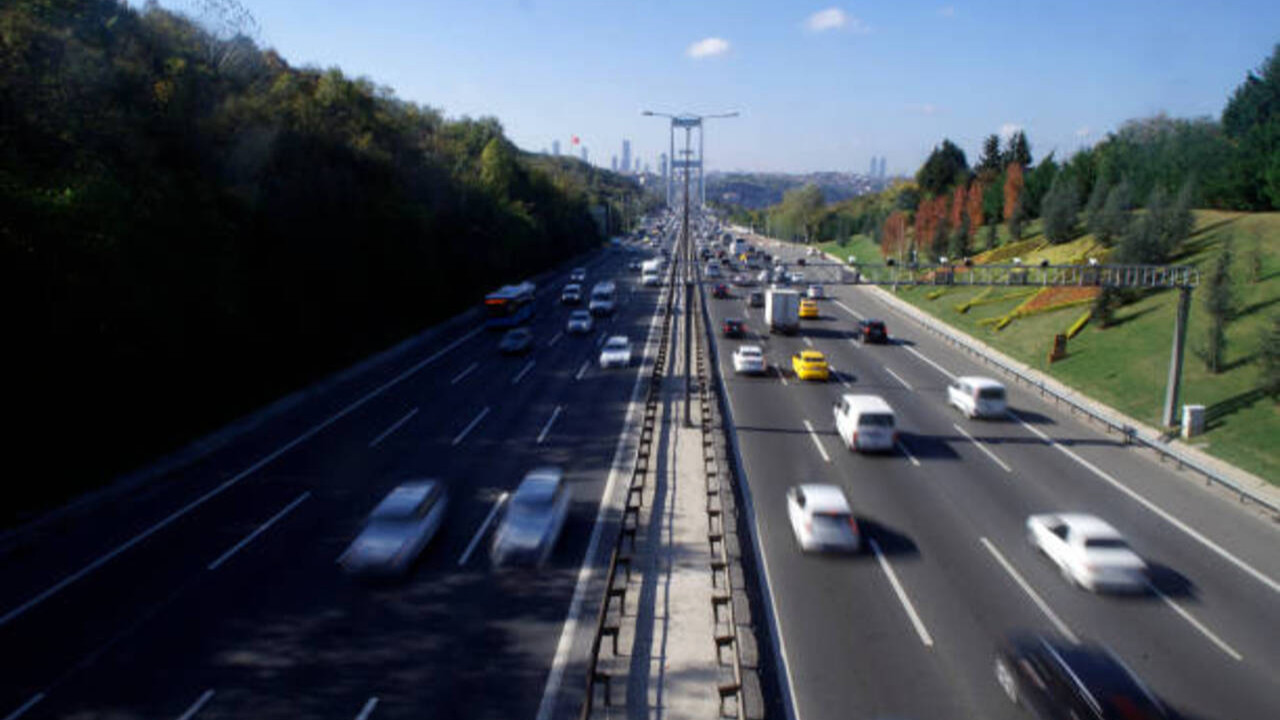 Yola çıkacaklar dikkat! Birçok güzergahta trafik kontrollü ilerliyor