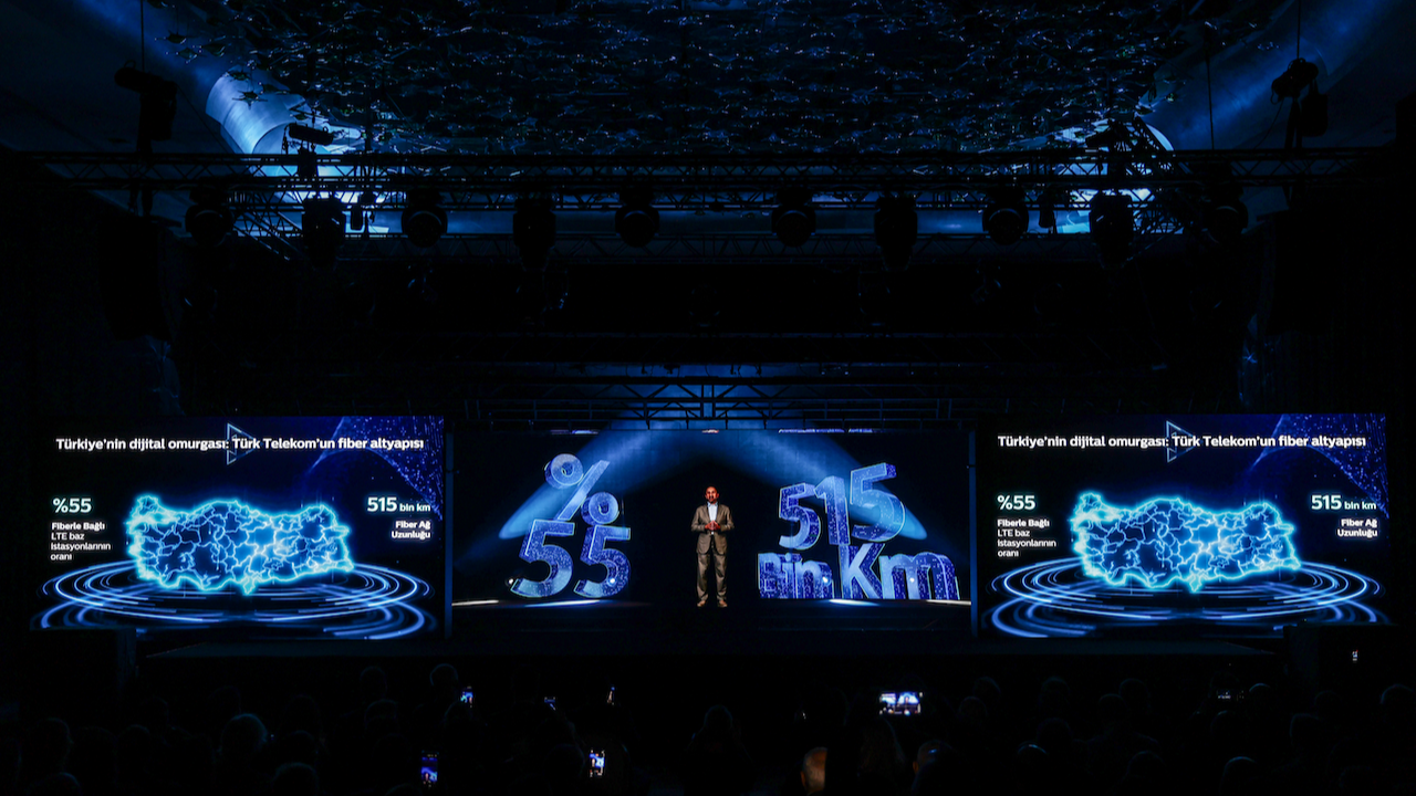 Türk Telekom bir ilke imza attı:  5G hologram ile canlı basın toplantısı