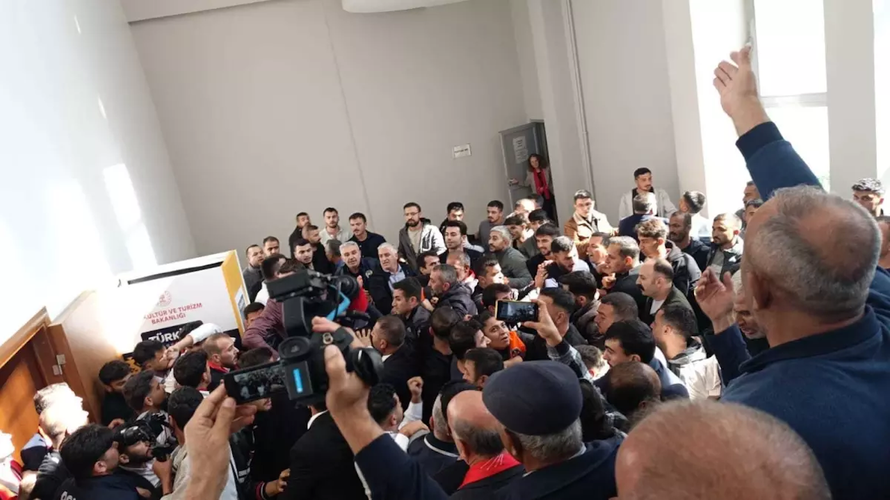 CHP Malatya İl Kongresi karıştı! Partililer arasında kavga çıktı, polis müdahale etti!