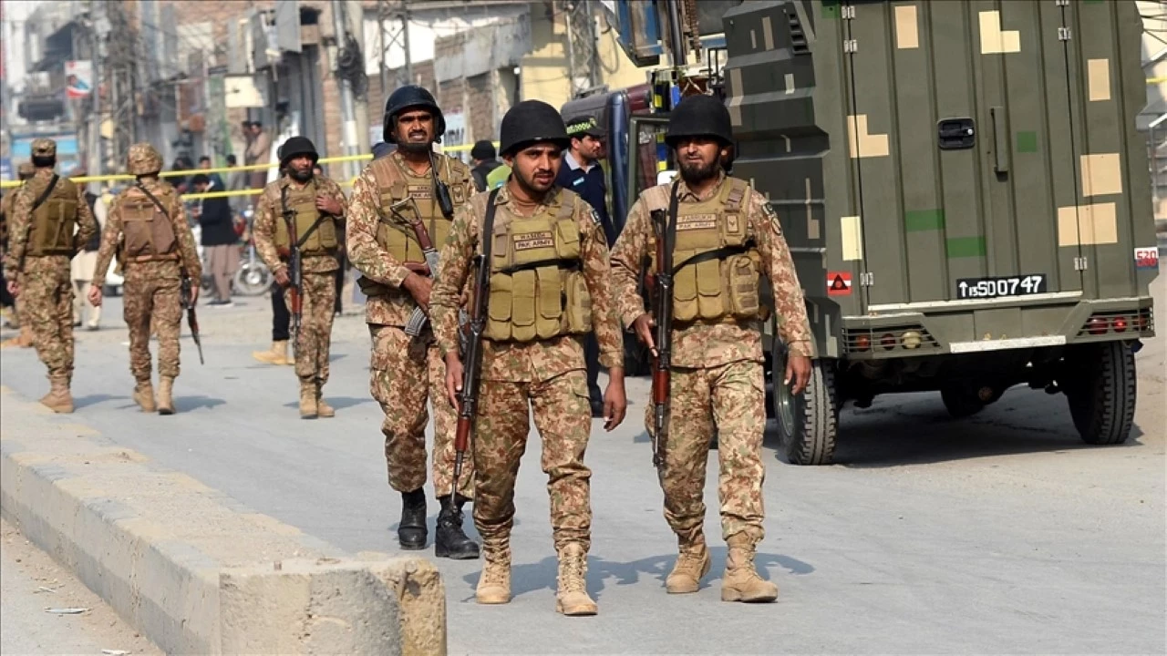 Askeri kampa düzenlenen intihar saldırısında 7 asker öldü, 13 yaralı