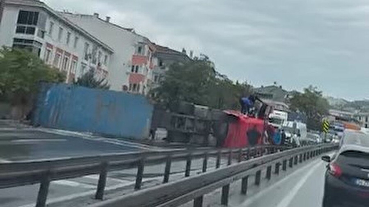 İstanbul E-5’te peş peşe kazalar: Otobüs yoldan çıktı, TIR devrildi